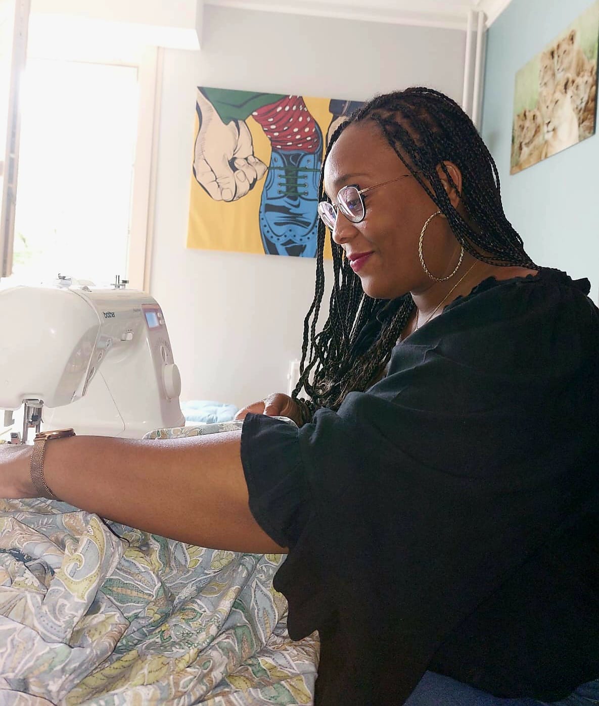 Joy, créatrice d’Envie Crochetée, travaillant à sa machine à coudre